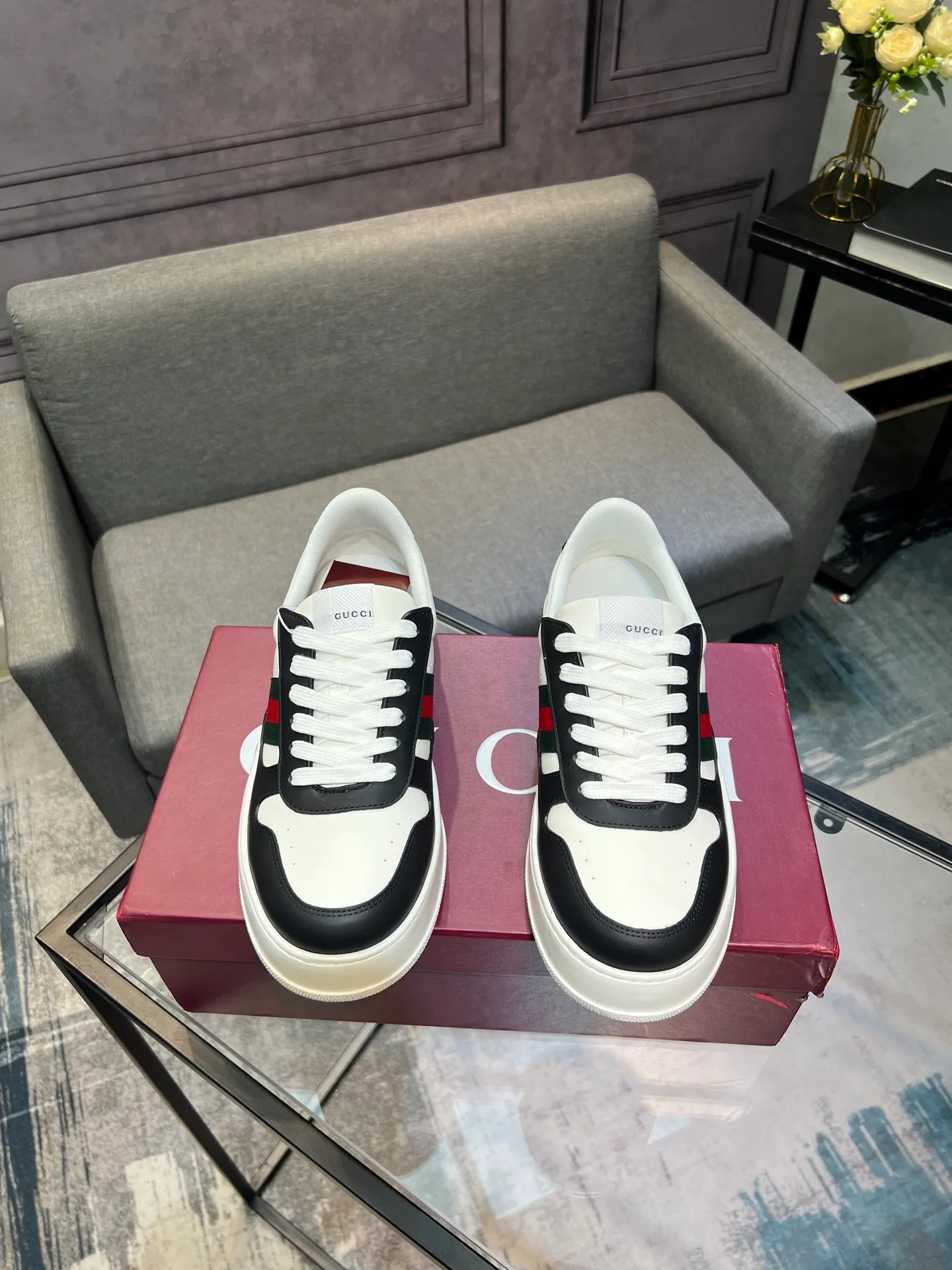 Men's men's shoes💰640 Gucci counter's latest couple's biscuit shoes‼ ️ 👑Purchasing agent level Gucci’s latest IP lightweight thick-soled white shoes can be put on your feet in seconds**4CM! ! Simple, easy to match and full of retro charm ~ the latest anti-counterfeiting cloth label on the tongue. And with electronic chip anti-counterfeiting.   The upper is made of imported environmentally friendly water-dyed calfskin, with a +1:1 fly-woven mesh surface to absorb sweat and an inner lining! Fly-knitted leather molded latex insole. Original IP lightweight outsole, one-piece injection molding, super comfortable and elastic, size: female 35-40 (female 41 customized) male 39-44 (male 38.45 46 customized)